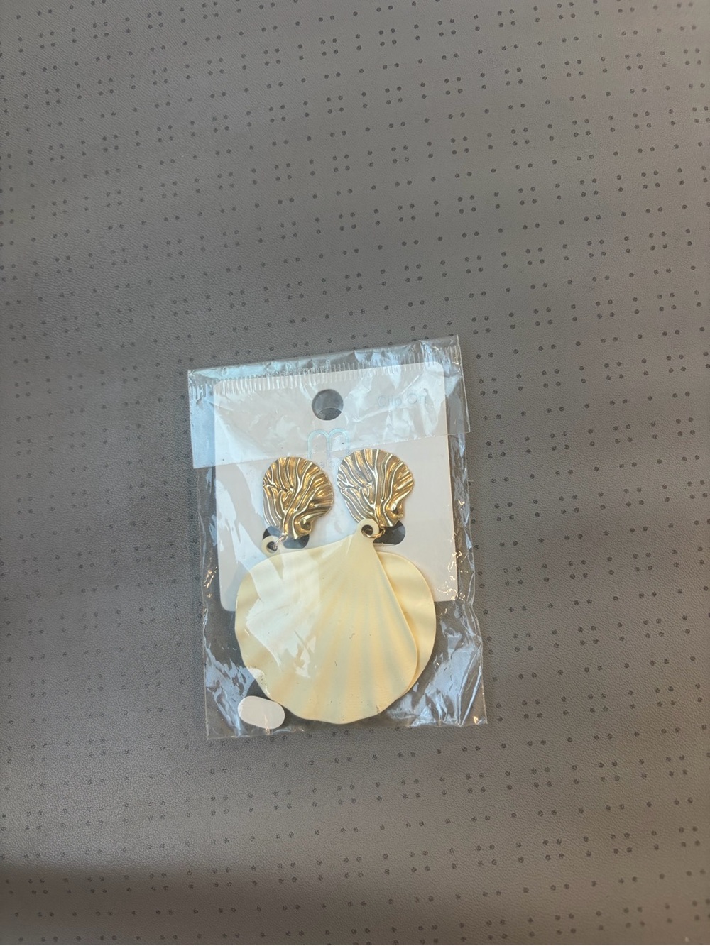Gold Shell Drop Earrings — Elegant Scallop Design Clip on Creme Earrings